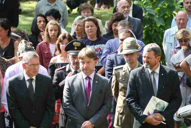  V první řadě uprostřed pravnuk popraveného Karla Nováčka 