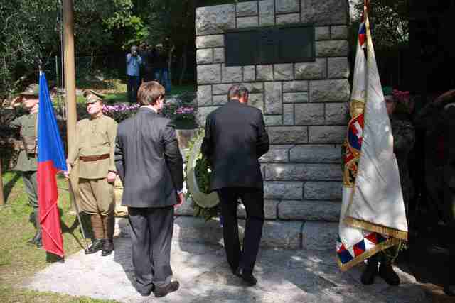  Milan Bachan z Ministerstva obrany ČR klade věnec u pomníku padlých čs. legionářů