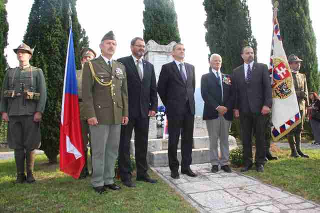  Fotografie u památníku popraveného Štorcha. Uprostřed velvyslanec ČR v Itálii Petr Buriánek