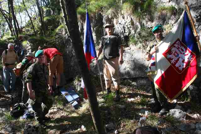  Těsně po vrcholem Doss Alto v kaverně obloukovitého tvaru sváděli naši legionáři nejtěžší voje