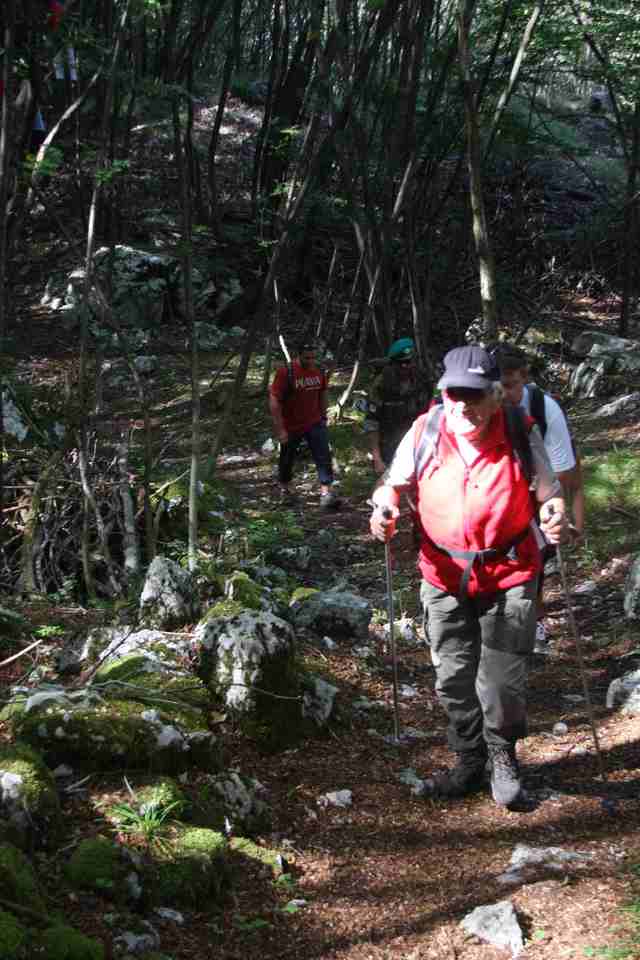  Náročným terénem směrem k vrcholu