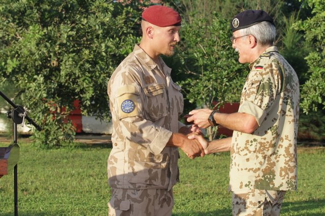  Předání pamětní plakety veliteli 5. ÚU EUTM Mali