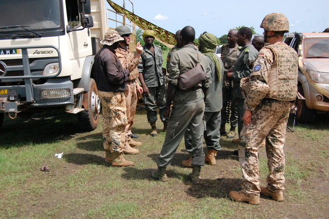 Třítýdenní kurz pro současné i budoucí instruktory malijské armády probíhá pod vedením také českých instruktorů ze 102. průzkumného praporu