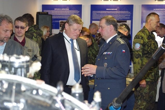 Bývalý velitel 22.zL, plk. Jindřich Staněk, při osobním rozhovoru s bývalým příslušníkem náměšťské základny plukovníkem Zdeňkem Bauerem