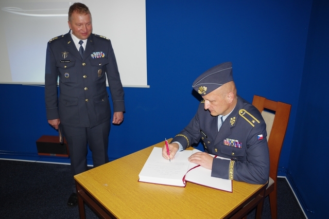  Brigádní generál Libor Štefánik provedl první zápis do pamětní knihy expozice  