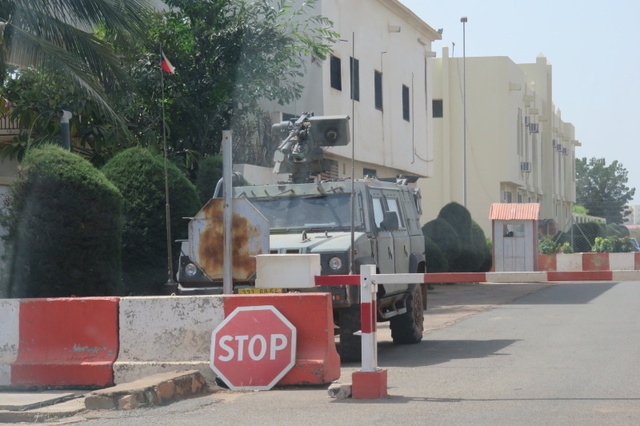 Areál velitelství střeží i lehká obrněná vozidla IVECO českých vojáků