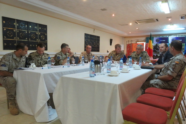 Generálporučík Josef Bečvář a náměstek Pavel Beran při úvodním briefingu s velitelem operace brigádním generálem Franzem Xaverem Pfrenglem