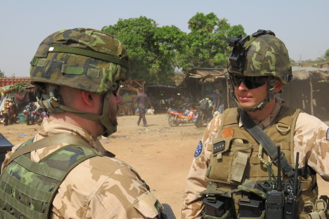 Na okraji jednoho z všudypřítomných tržišť