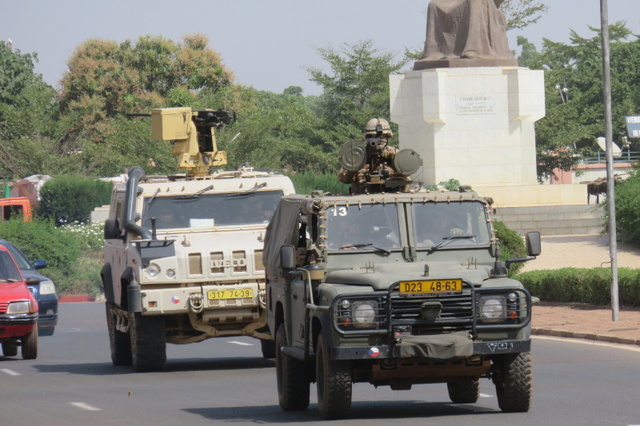 Češi v Bamaku působí zejména s vozidly Kajman a IVECO