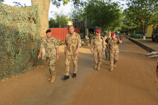 Při prohlídce areálu výcvikového tábora