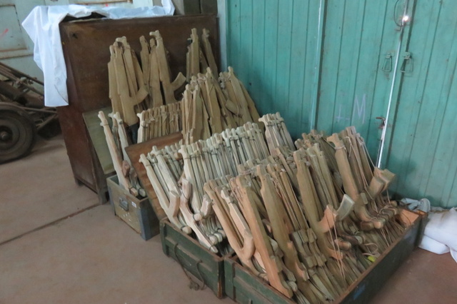 Dřevěné „kalašnikovy“ ve zbrojním skladu