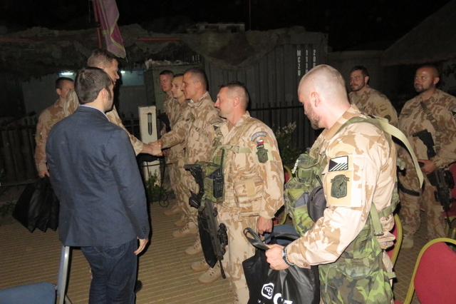 Předávání dárků vojákům v Bamaku: praktickou vzpomínkou na domov přispěl i náměstek Beran