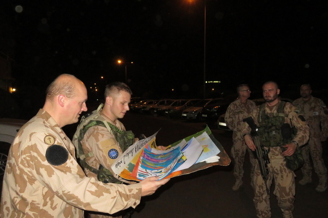 Také jednotce v Bamaku jsme předali obrázky od dětí z Prahy 2