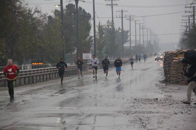  Běh na 10 km se uskutečnil při příležitosti Dne válečných veteránů na základně Bagrám