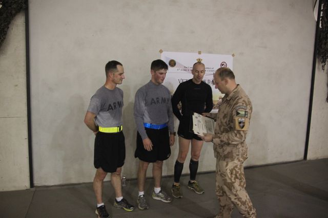  Velitel 5. strážní roty BAF kpt. Radek Šoman předal ocenění vítězům závodu v kategorii muži