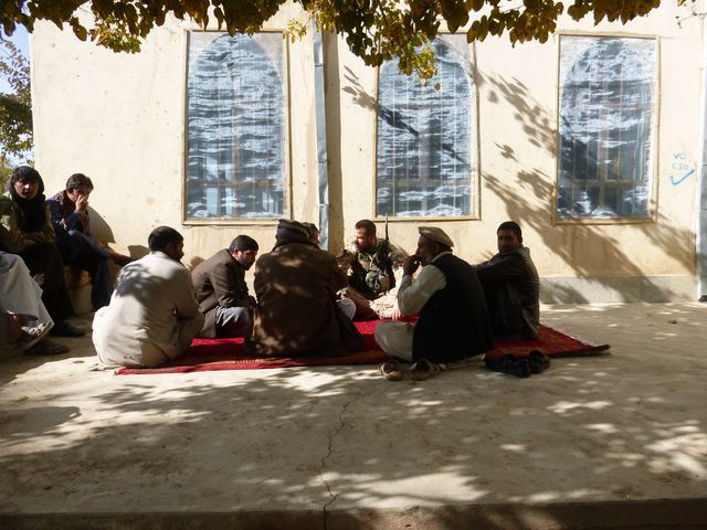  Jednání velitele čety s místními představiteli