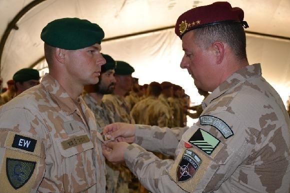 Velitel 11. úkolového uskupení AČR RS při předávání medailí příslušníkům 4. strážní roty