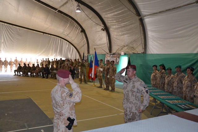 Velitel 4. strážní roty podává hlášení veliteli 11. Úkolového uskupení AČR v misi Resolute Support