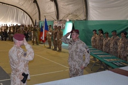 Příslušníci 4. strážní roty převzali vysoká americká vyznamenání