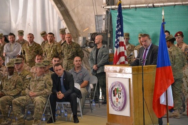 Velvyslanec České republiky v Afghánistánu během projevu k vojákům
