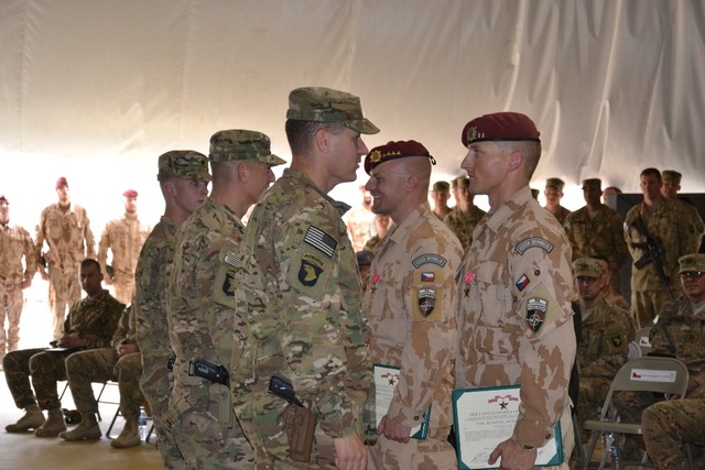 Velitel 4. strážní roty společně s vedoucím praporčíkem při oceňování Bronzovými hvězdami