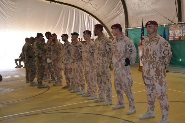 Dvanáct příslušníků 4. strážní roty při oceňování vyznamenáním US Army Achievement Medal