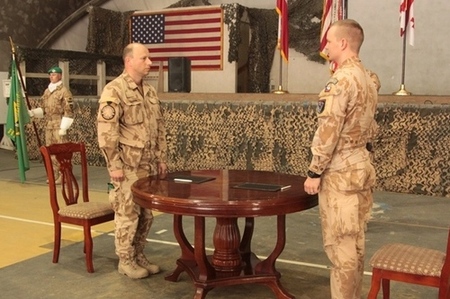 Hraničtí předali operační úkol 43. výsadkovému praporu v Chrudimi