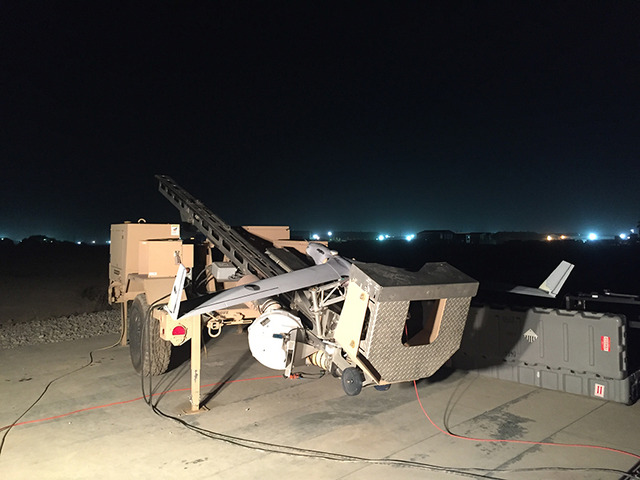  Czech UAV ScanEagle před nočním startem na základně Bagram