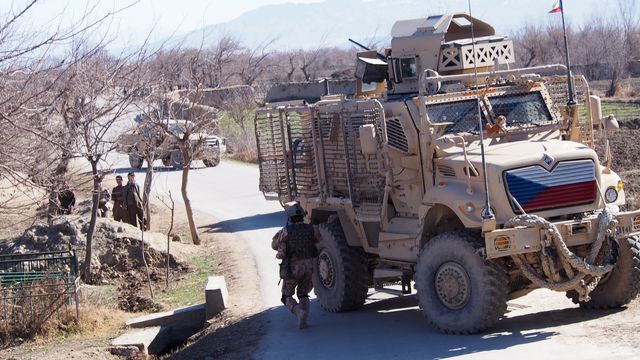 Vojáci nasedající do vozů MRAP při ukončení pěší patroly