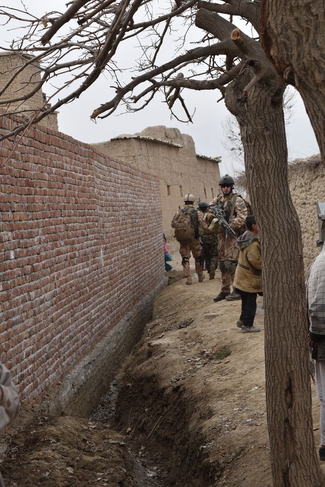 Patrola příslušníků 5. strážní roty procházející vesnicí