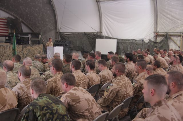 Zahájení slavnostního nástupu příslušníků 5. strážní roty BAF