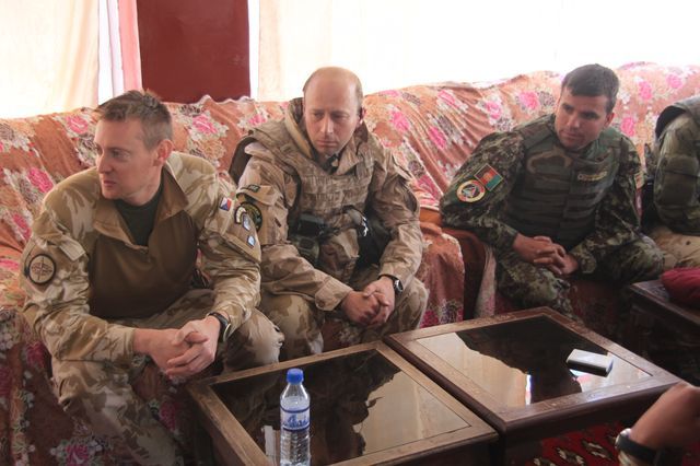 Zástupci TF Buffalo, 5. strážní roty a Afghánské národní armády při jednání s ředitelem sirotčince