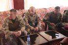 Zástupci TF Buffalo, 5. strážní roty a Afghánské národní armády při jednání s ředitelem sirotčince