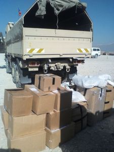 Příprava humanitární pomoci na přesun tatrou k příslušníkům Afghánské národní armády