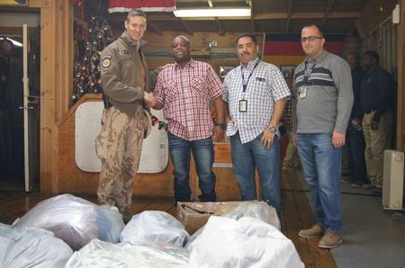 Předání humanitární pomoci mezi civilními zaměstnanci na základně Bagrám a důstojníkem CIMIC TF Buffalo