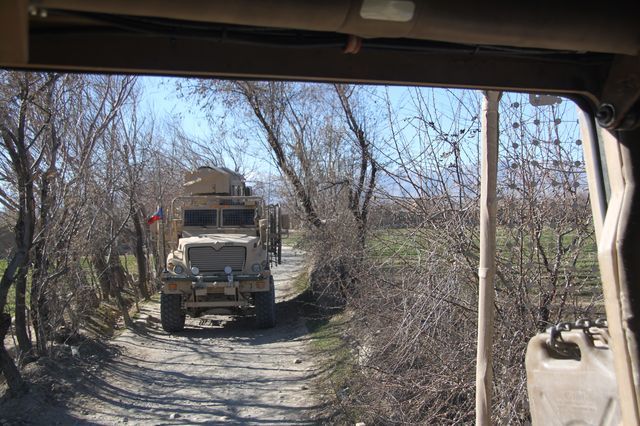 Patrola přesouvající se po komunikaci