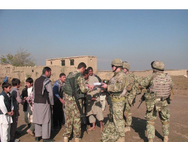 Distribuce humanitární pomoci příslušníky gruzínské armády v provincii Parwan