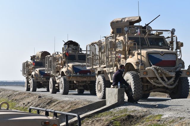 Vozy MRAP na místní komunikaci 