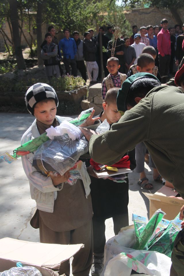 Přímou distribuci humanitární pomoci dětem prováděli vojáci ANA