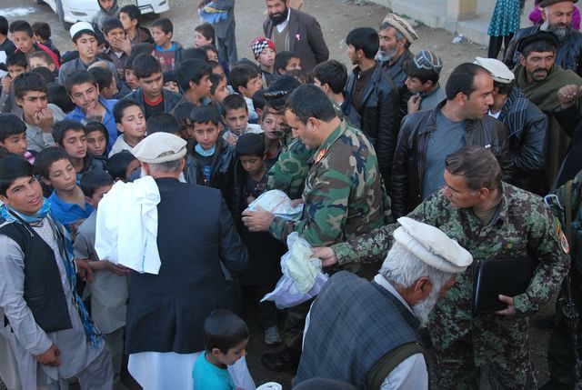 Distribuce humanitární pomoci příslušníky Afghánské národní armády 