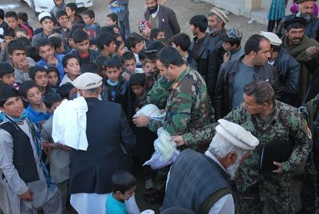 Distribuce humanitární pomoci příslušníky Afghánské národní armády 