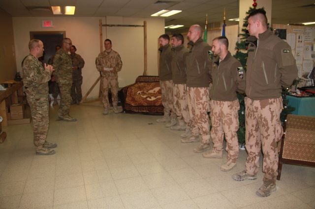 Předání Combat Action Certificate pěti českým vojákům