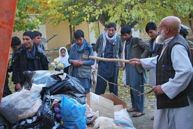 Rozdělení humanitární pomoci v komunitě mají na starosti její nejstarší členové