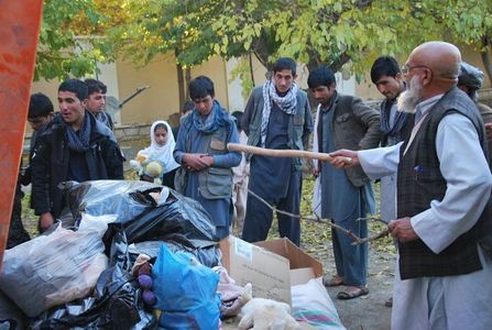 Rozdělení humanitární pomoci v komunitě mají na starosti její nejstarší členové