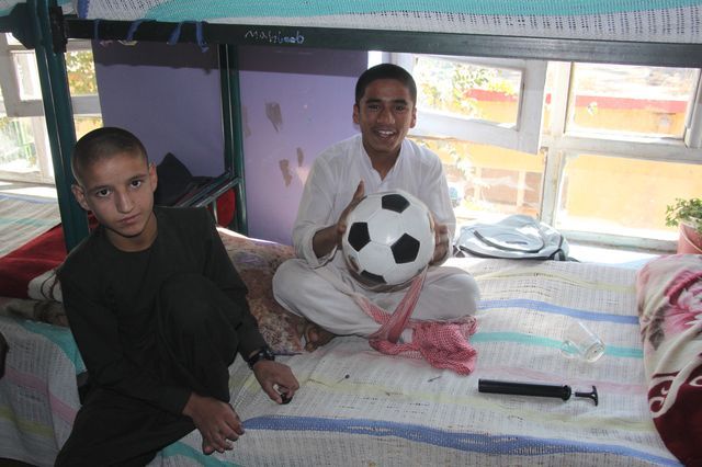 Radost ze získaného míče ve tváři jeho nového majitele