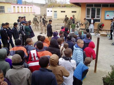 Děti v sirotčinci v Charikaru při rozdělení humanitární pomoci