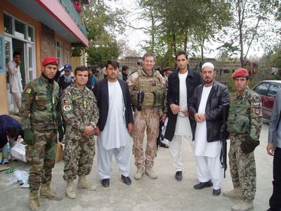 Důstojník CIMIC TF Buffalo s vojáky Afghánské národní armády a zástupci sirotčince v Charikaru