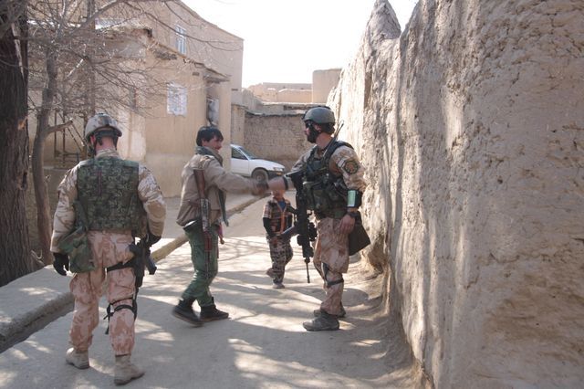 Setkání s ochrankou místního představitele během patroly "SLE"