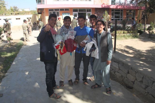 Radost z humanitární pomoci měly i nejstarší děti v sirotčinci