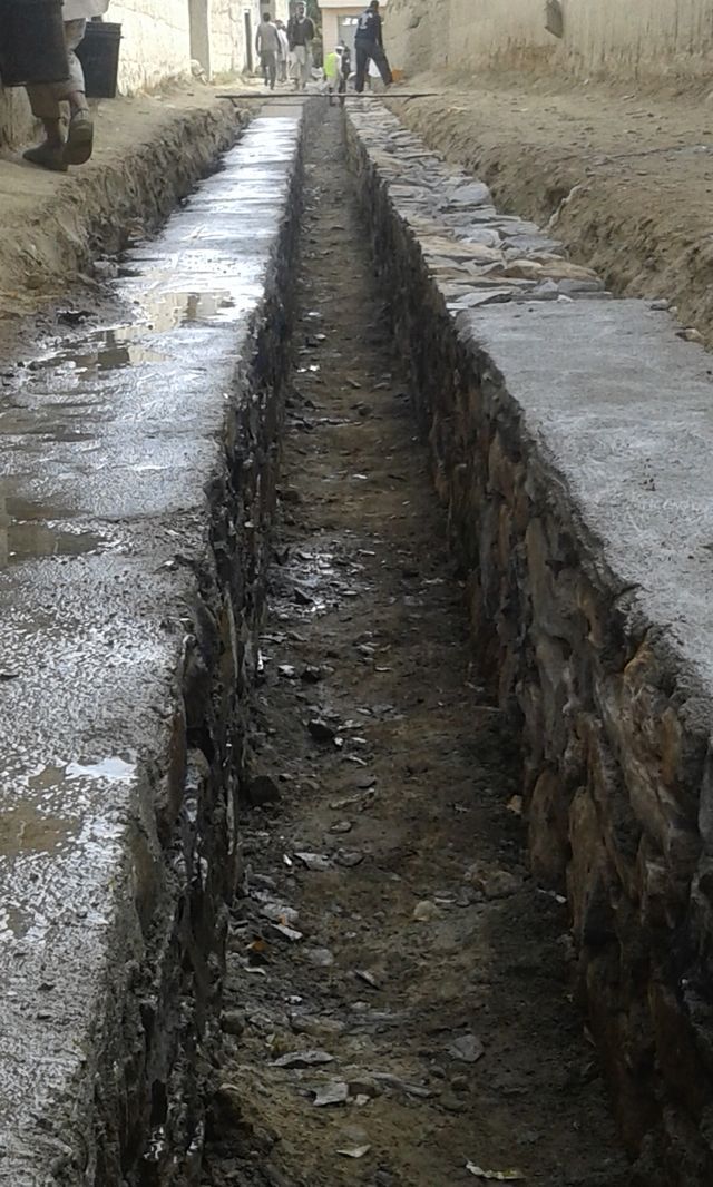 Průběh výstavby 120 m dlouhého zavlažovacího kanálu 